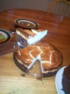 slice cheesecake on knife